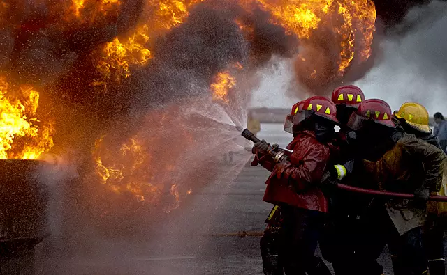 fotografia de brigadistas actuando frente a un incendio