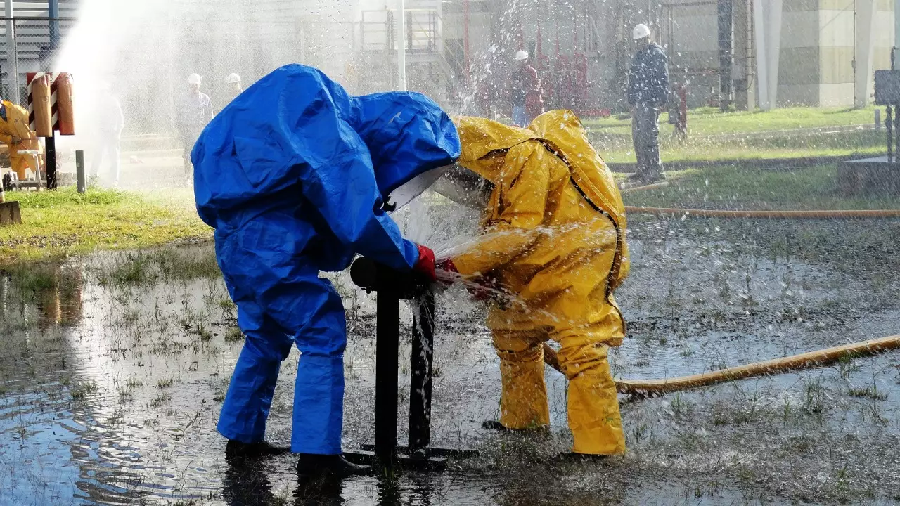 Nuestro equipo de trabajo realizando el cierre de una boca de agua